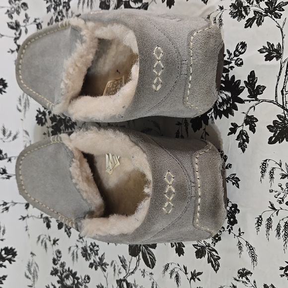 Ugg Moccasin Slippers B138 - Picture 4 of 10